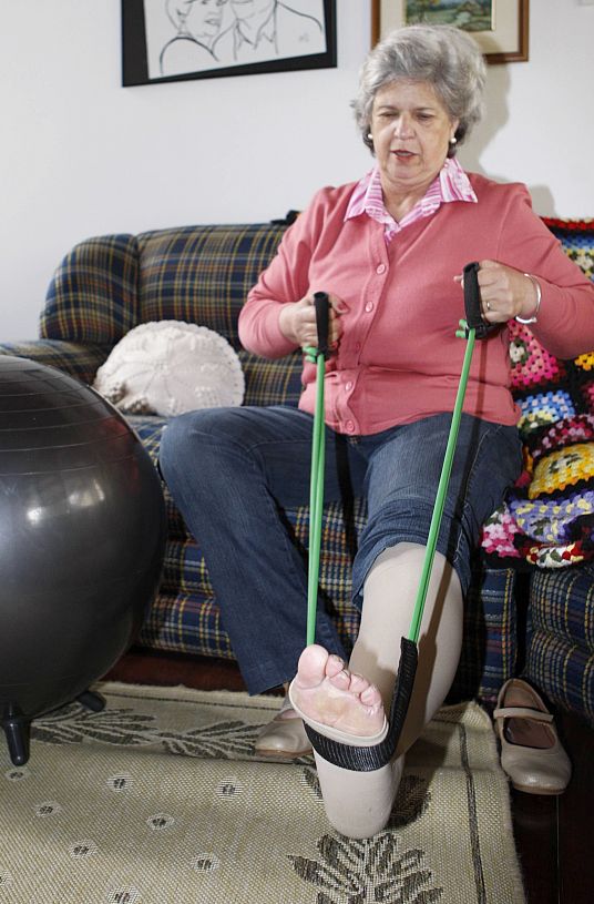 Carmen Maraccini trata a trombose com exercícios, medicamentos e uso de meias elásticas | Aniele Nascimento/Gazeta do Povo