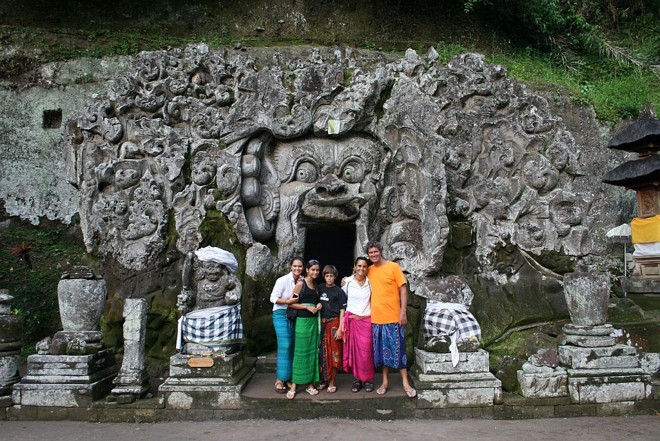 Família Portela no Templo Goah Gajah, na Ilha de Bali, na Indonésia |