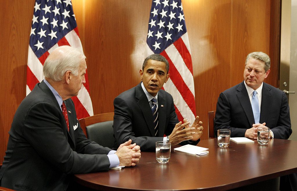 Obama conversou com Biden (esq.) e Al Gore (dir.) e prometeu buscar um consenso para encarar o problema de frente | Jeff Haynes / Reuters