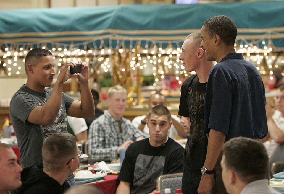 Obama tirou muitas fotos com militares durante visita a base de fuzileiros navais | Hugh Gentry / Reuters