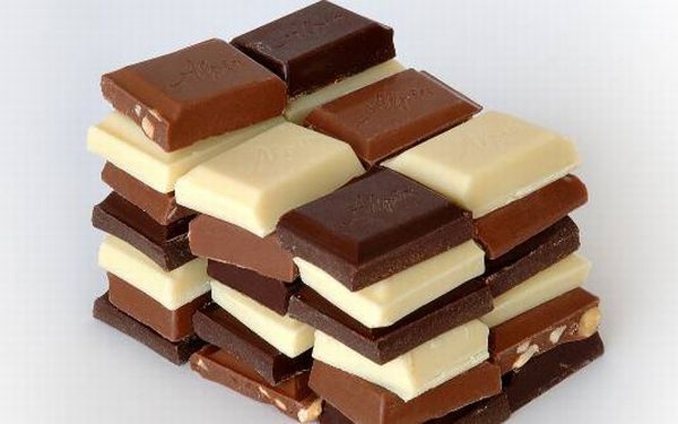 Em grupo grande, criança fica mais à vontade para trapacear Barras de chocolate funcionaram como o pomo da discórdia no experimento | Reprodução