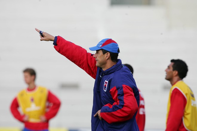 Técnico revelação do Paranaense, Rogerio Perro chegou ao time para tentar o que Bonamigo não conseguiu. Mas a situação do time não melhorou e o elenco ruim foi levando a equipes para o buraco. O rebaixamento para a Série C preocupava | 
