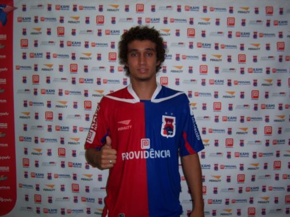 Peterson, de apenas 19 anos, é o quarto reforço do Paraná Clube para 2009 | Divulgação / Paraná Clube