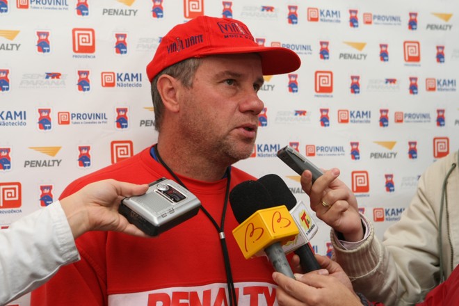 Bonamigo, que ganhou projeção nacional comandando o Paraná, assumiu o time, mas também não conseguiu ter boa sequência. Jogadores de qualidade duvidosa complicaram sua missão | 