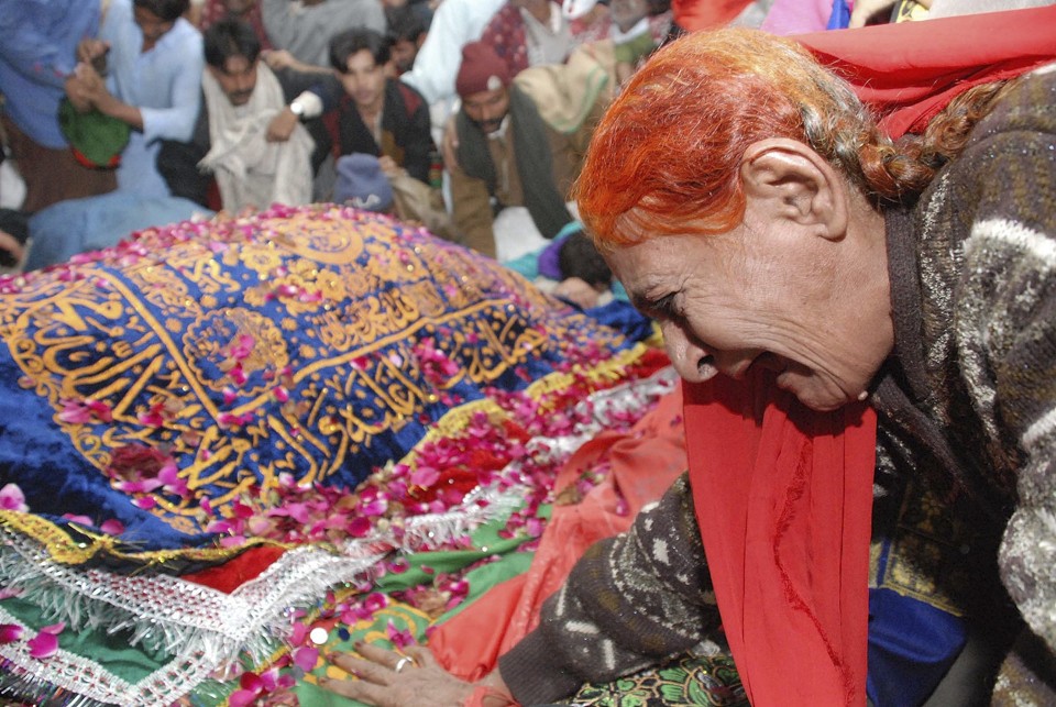 Mulher chora em frente à sepultura de Benazir | Nadeem Soomro/Reuters