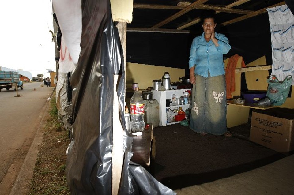 Famílias montaram barracos na calçada, no Fazendinha | Jonathan Campos/Arquivo da Gazeta do Povo