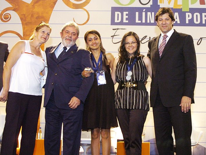 Mariane entre o presidente Lula e sua professora de Português Vanicléia: texto de opinião inspirado no pai, que é cortador de cana | Júlio Cesar Paes de Oliveira/Ministério da Educação