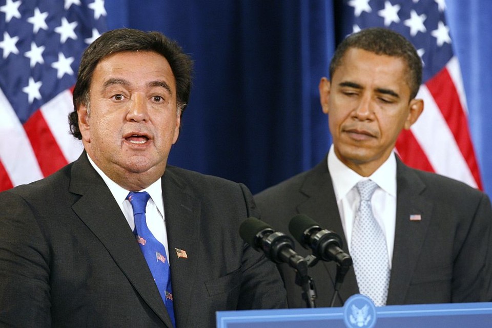 Richardson (esq.) tem "experiência e conhecimento" para ajudar no combate à crise, diz Obama | Jeff Haynes / Reuters