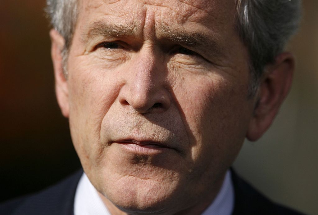 Bush alega que a decisão de derrubar Saddam não pode ser vista fora do contexto dos ataques de 11 de setembro de 2001, apesar dele não ter tido ligação com o incidente | Kevin Lamarque / Reuters