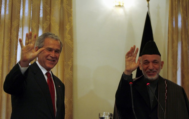 George W. Bush encontra presidente afegão, Hamid Karzai | OMAR SOBHANI/REUTERS