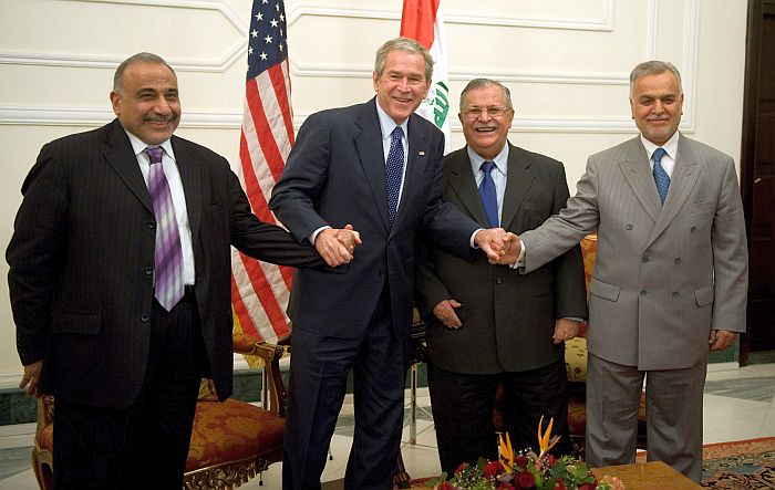 O presidente americano Goerge W. Bush encontra os colegas iraquianos em viagem surpresa para "despedida" | Saul Loeb/AFP