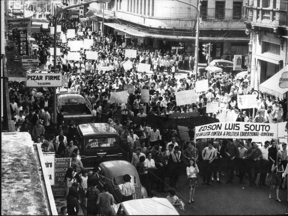 Curitibanos protestam contra a ditadura, em 30 de março de 1969, na Rua XV de Novembro (esquina com a Barão do Rio Branco). Manifestações como essa motivaram o AI-5 | AE