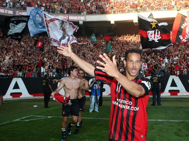 Júlio César também fez um dos gols do Furacão sobre o Flamengo |