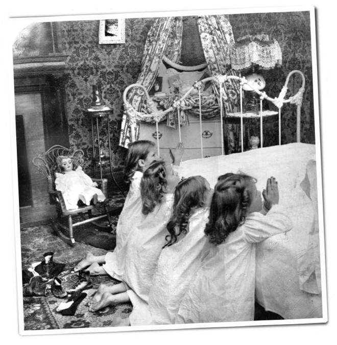 Meninas em oração noturna. Postal alemão de 1900 |