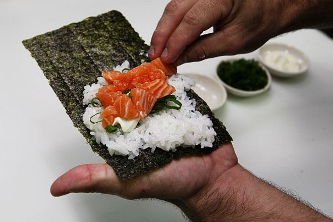 3  Sobre o arroz, adicione os recheios preferidos. Se apreciar pode acrescentar o molho wasabi | 