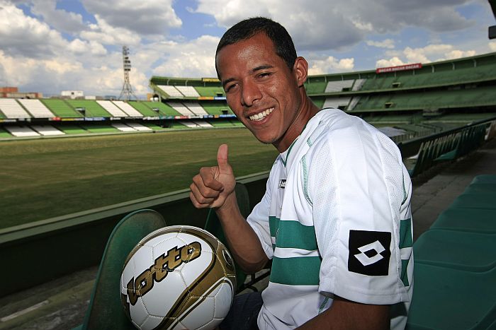 Marcos Aurélio posa com a nova camisa | Antônio Costa/Gazeta do Povo
