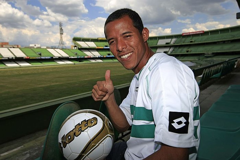 Marcos Aurélio posa com a nova camisa | Antônio Costa/Gazeta do Povo