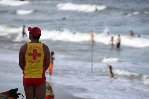 Salvamentos mais do que triplicam em relação a 2007 Orientação é para que veranista só se banhe onde houver acompanhamento de salva-vidas | Hedeson Alves/Gazeta do Povo