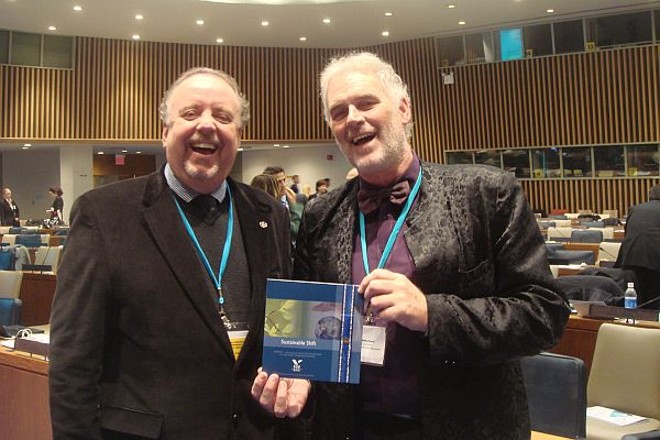 O superintendente da Fundação Getúlio Vargas no Paraná, Norman de Paula Arruda (à esq.), foi o único palestrante brasileiro do 1.° Fórum Global de Educação Empresarial Responsável, realizado na sede da ONU. Ele aproveitou para presentear Walter Baets, diretor da Euromed Management, com a versão em inglês do livro 