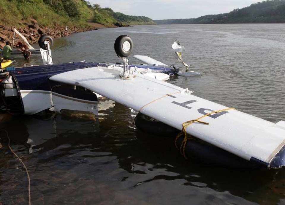 Avião monomotor foi retirado do fundo do rio Paraná | Christian Rizzi/ Gazeta do Povo