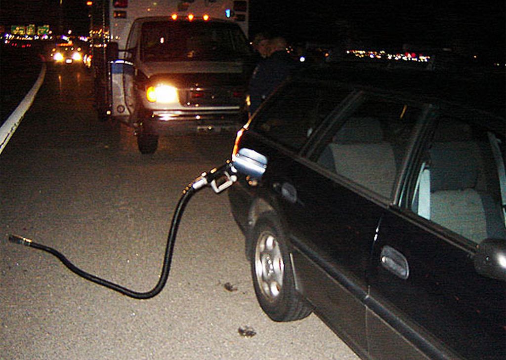 Motorista carregou mangueira de um posto, em Nevada | Divulgação/Nevada Highway Patrol