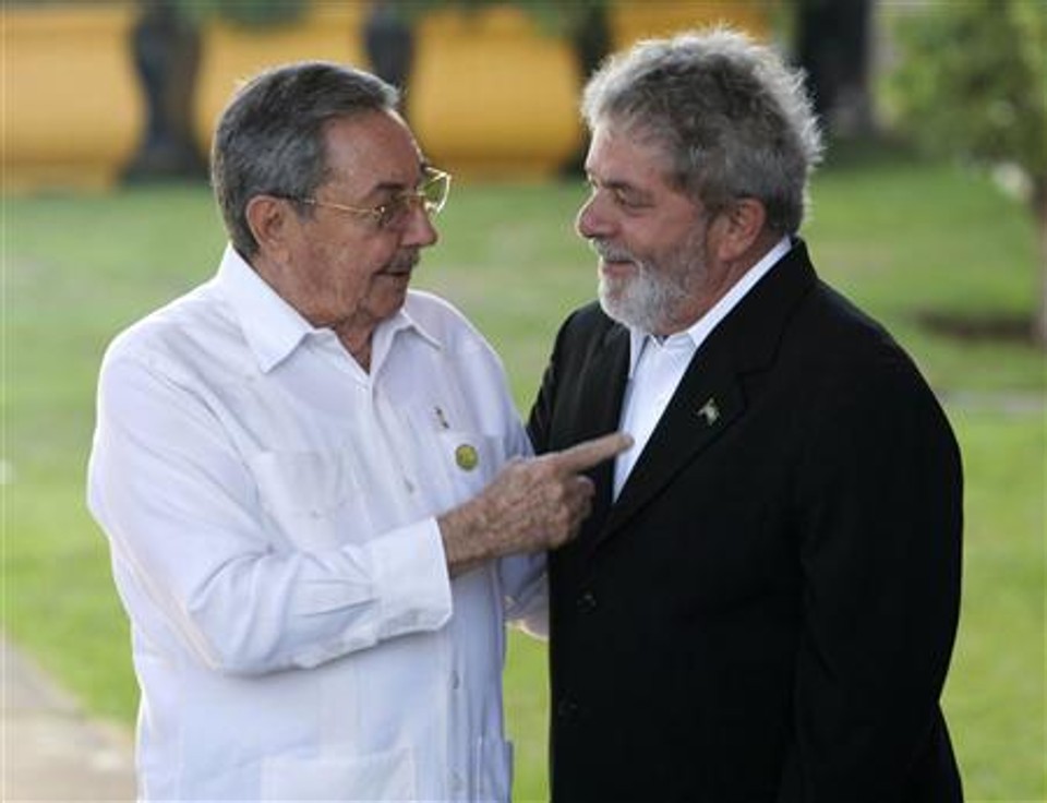 Raul Castro: "Querem que façamos como os políticos da União Européia, que se dão as mãos, sorriem, mas não têm as relações fraternas que nós temos" | Reuters