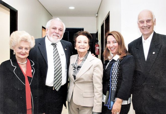 Homenagem a Branca Sabbag - A Fundação Ecumênica de Proteção ao Excepcional inaugurou seu Ambulatório Multidisciplinar Especializado, dando ao espaço o nome da grande dama Branca Casagrande Sabbag. Entre os presentes, a jornalista, o presidente da Fepe, José Alcides Marton, a homenageada, a coordenadora do laboratório do serviço de Referência em Triagem Neonatal da Fepe, Mouseline Domingos, e o diretor do laboratório, dr. Ehrenfried Wittig |