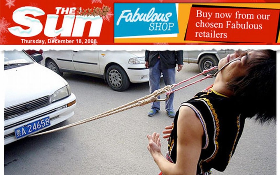 Chinês puxou carro com anzóis encravados em seus olhos com o objetivo de entrar para o Guinness | Reprodução/The Sun