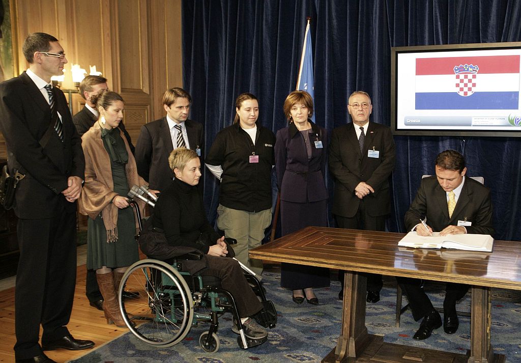 Ministro da Defesa da Croácia Goran Jandrokovic assina o tratado da fabricação, comércio e uso da bomba cluster em Oslo | Gunnar Mjaugedal / Reuters