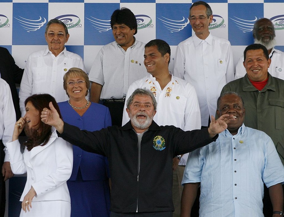 Grupo de presidente posa para fotos no último dia do encontro da Cúpula, na Costa do Sauípe | Jamil Bittar / Reuters