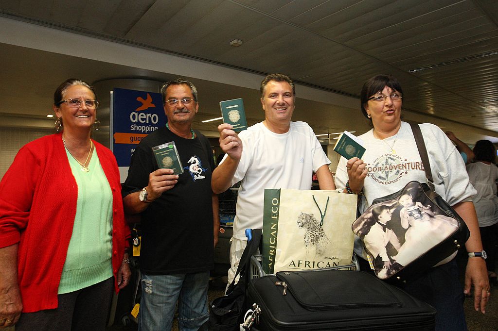 Curitibanos aliviados ao chegar. Da esquerda para a direita: Lione Bonatto, Ari Lori, e Alberto e Luci Machado | Ricardo Matsukawa