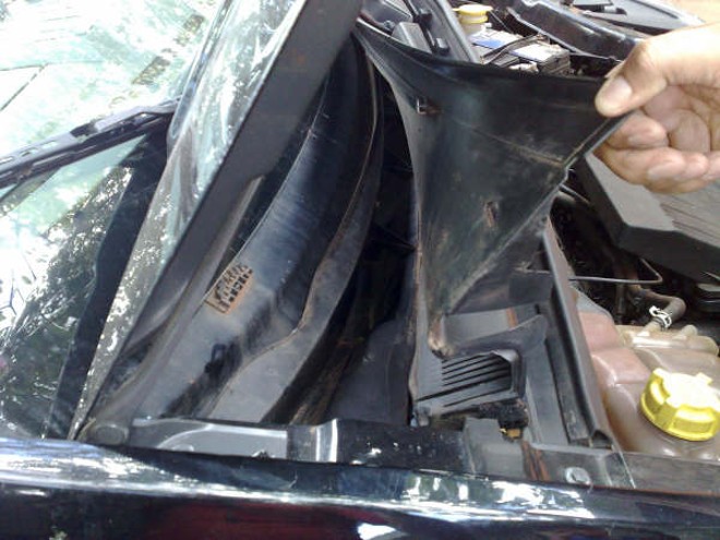 Local onde a droga estava escondida no carro |