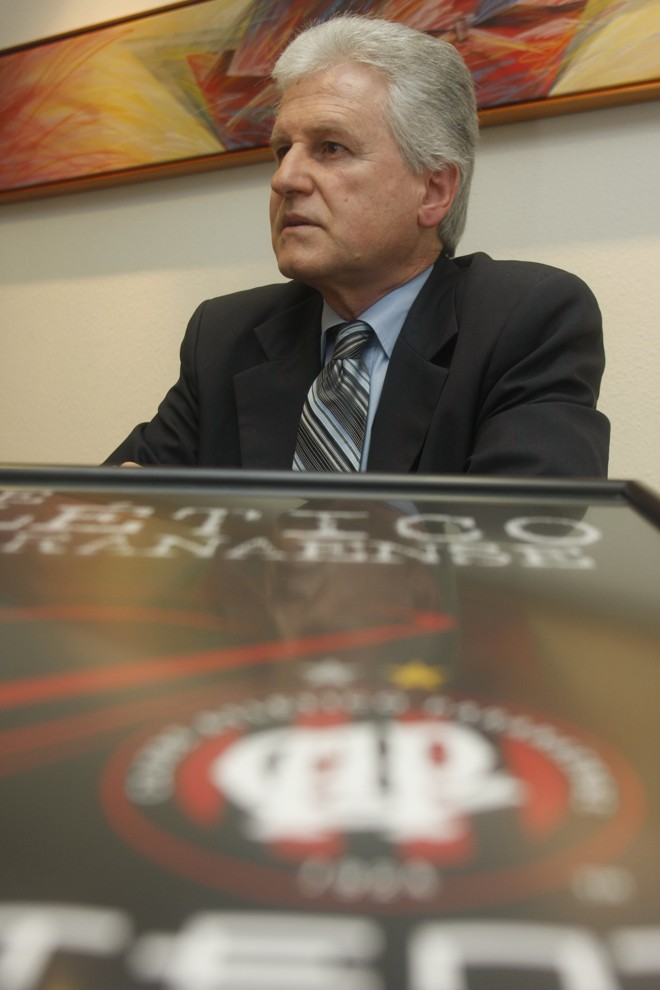Marcos Malucelli assumiu a presidência do Furacão e não perdeu a chance de brincar com o primo Joel |