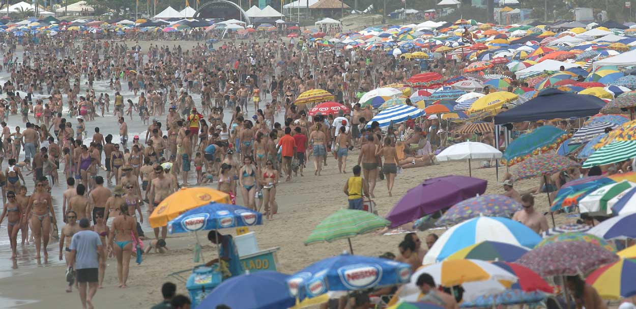 Milhares de turistas lotam a praia de Caiobá neste último dia do ano. |