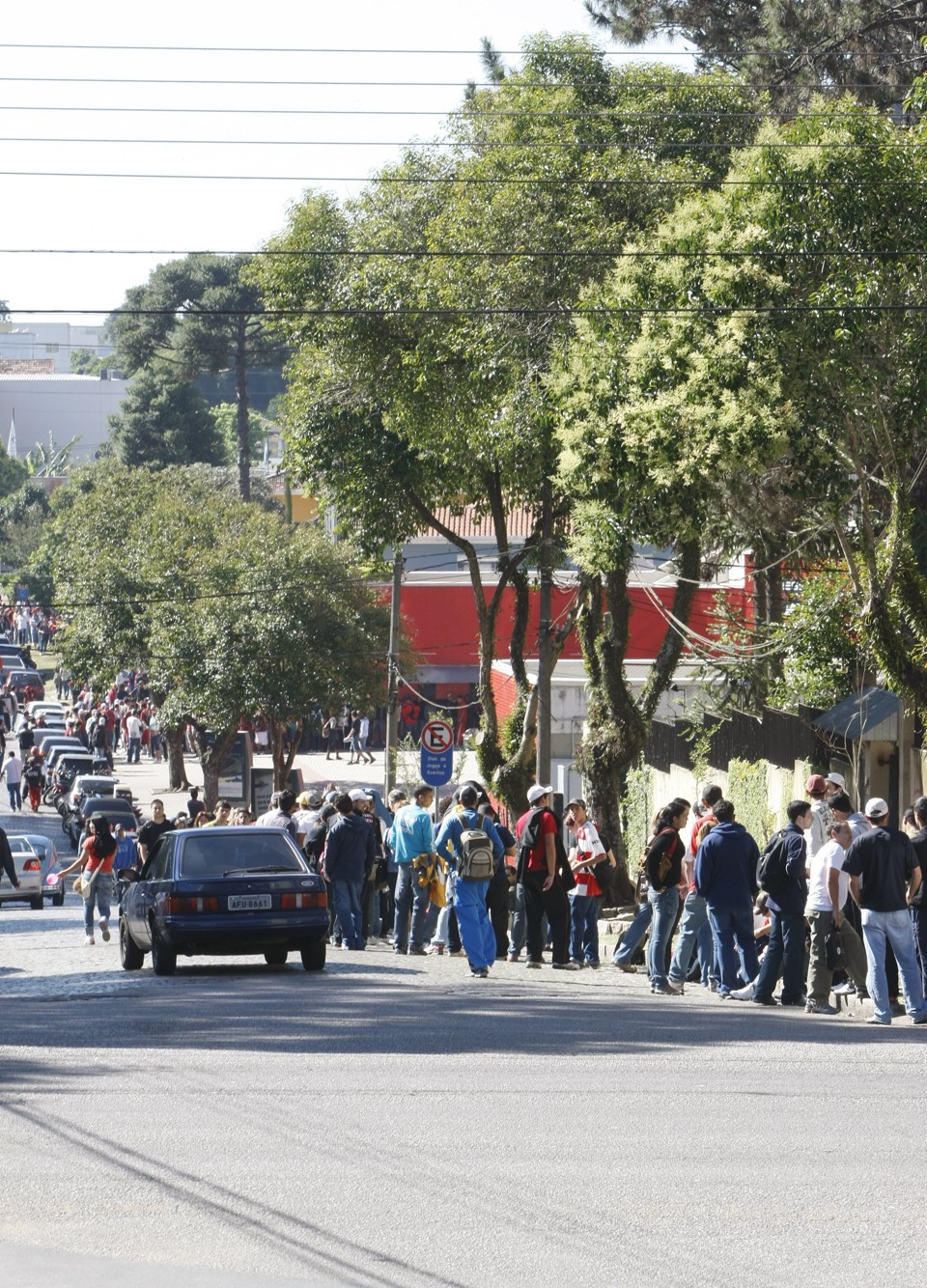 Fila se formou ainda de madrugada e muitos torcedores ficaram sem ingressos | Aniele Nascimento / Gazeta do Povo