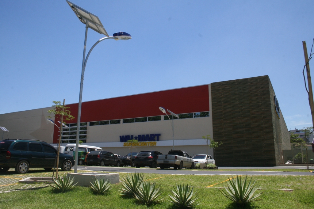 Postes do pátio foram equipados com painéis de captação de energia solar. |