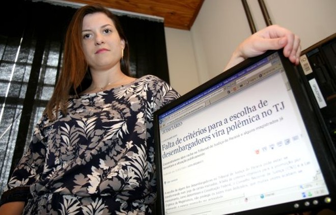 Katia Brembatti (foto 1) e o fac-simile da capa do caderno de Vida Pública com a reportagem sobre o TJ (foto 2), premiada pela AMB | Henry Milleo/Gazeta do Povo