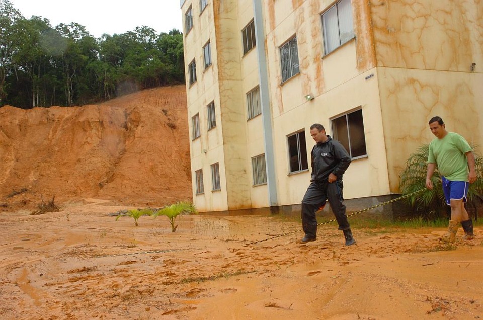 Condomínio em Palhoça, na Grande Florianópolis: dois blocos tiveram de ser interditados pela Defesa Civil após as chuvas | Maurício Vieira/Diário Catarinense