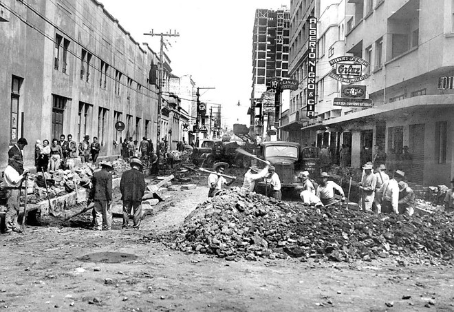 Recapeamento da Rua Dr. Murici esquina com José Loureiro, em 1954 |