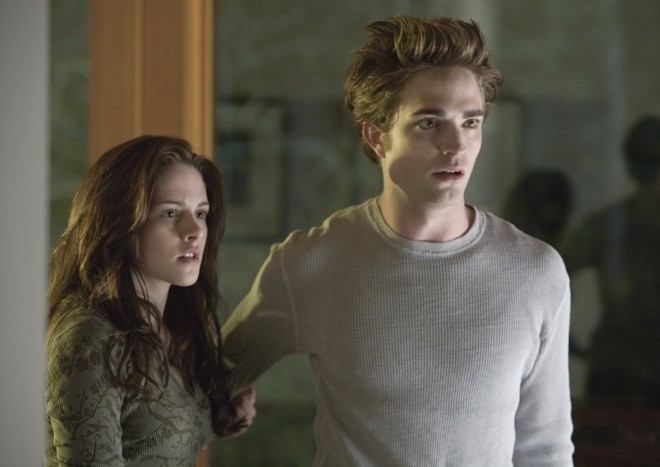 Kristen Stewart e Robert Pattinson no papel de Bella Swan e Edward Cullen | 