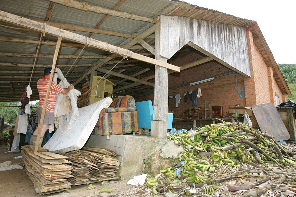 Hora de ver os estragos: moradores tentam resgatar o que tinham e reconstruir suas vidas | Daniel Castellano/Gazeta do Povo