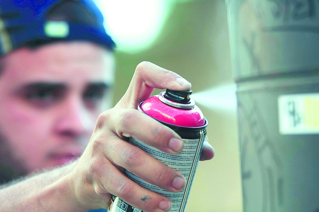 Na década de 1980, Paulo Leminski escrevia poemas na rua como a frase Palpite. O grafite é o limite. Na época, não havia muito grafite. Agora, a gente está vendo os grafiteiros conquistando o seu espaço. Deivid (Heal), grafiteiro e estudante de Artes Visuais | Guiliano Gomes/ Gazeta do Povo