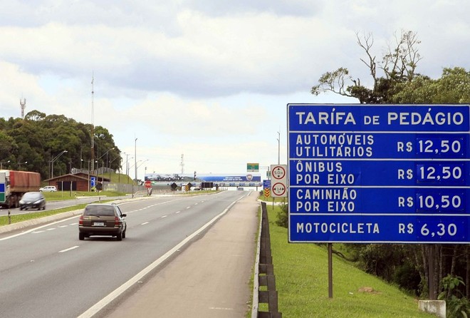 Na BR-277, sentido litoral, placas avisam o motorista sobre os novos preços do pedágio, contestados na Justiça pelo Departamento de Estradas de Rodagem | Hedeson Alves/Gazeta do Povo