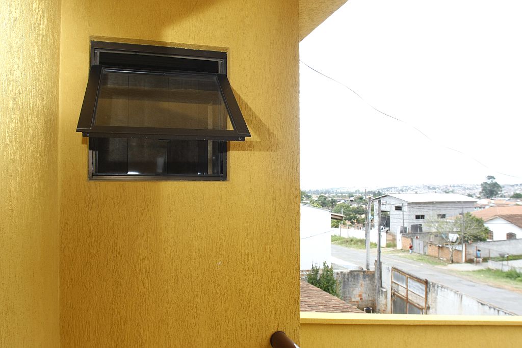 Janela do banheiro por onde os bandidos entraram em sobrado no Jardim Guaraituba, em Colombo | Daniel Dereveck/Gazeta do Povo