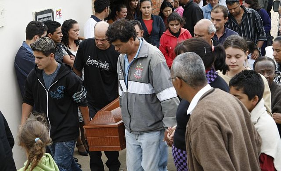 Parentes e amigos da professora Sílvia Regin da Silva compareceram ao enterro dela, que foi assassinada no final da manhã de quinta-feira (11) | Antonio Costa/Gazeta do Povo