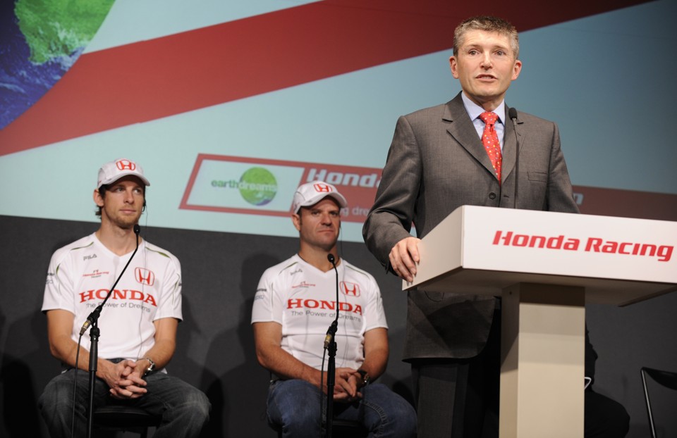 Nick Fry (à dir.) garante que existem interessados em comprar a equipe Honda de F-1 | Kazuhiro Nogi / AFP
