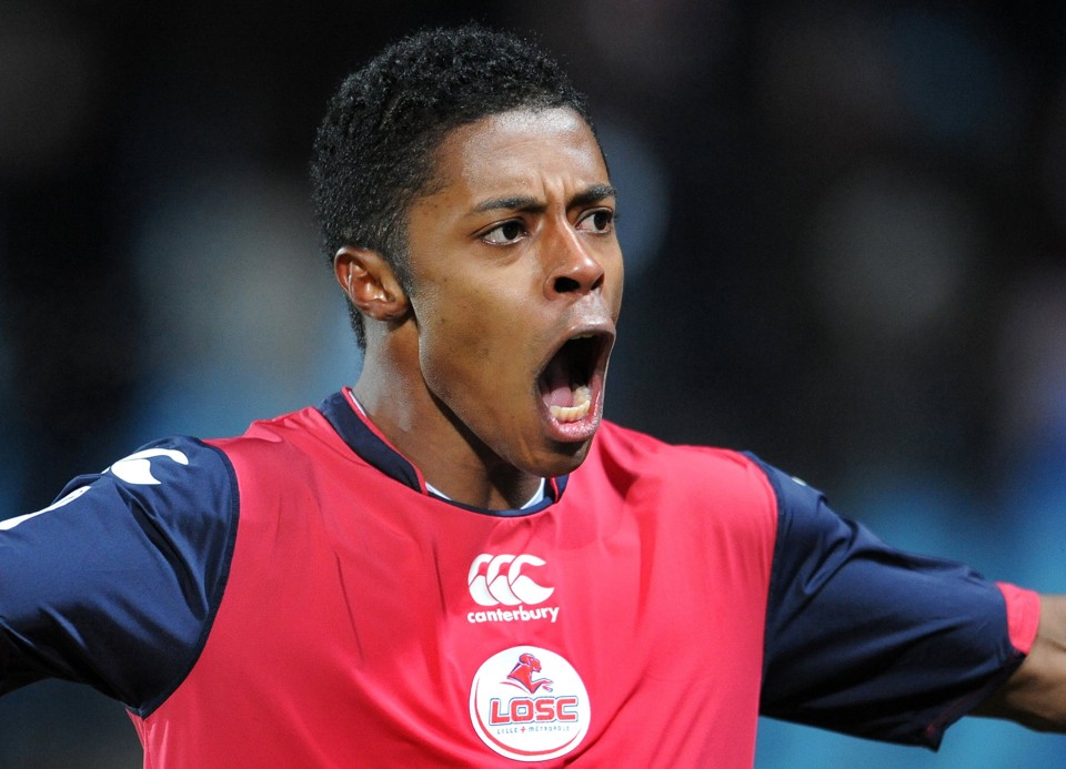 Michel Bastos renovou com o Lille e vai ficar no clube até 2012 | Denis Charlet / AFP