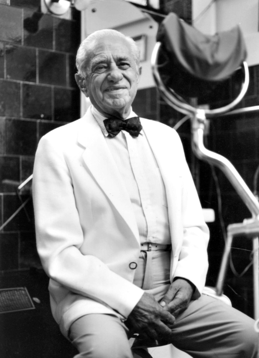 A coluna presta hoje uma homenagem a um de seus leitores mais ilustres, o médico e escritor Moysés Paciornik, que morreu no final da tarde de sexta-feira, de parada cardíaca, aos 94 anos, no Hospital Sírio-Libanês, em São Paulo. Figura carismática, Dr. Moysés era uma das personalidades mais admiradas e respeitadas da sociedade paranaense, que se despede dele hoje. Esta imagem já publicada aqui, com exclusividade, em 16 de junho de 2002 faz parte de uma série especial do renomado fotógrafo Daniel Katz, que o retratou no lugar em que Dr. Moysés mais gostava de estar: no seu consultório |