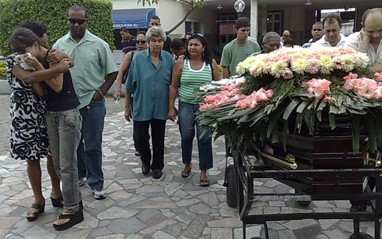 Companheira do soldado é amparada no cemitério | Daniella Clark/G1