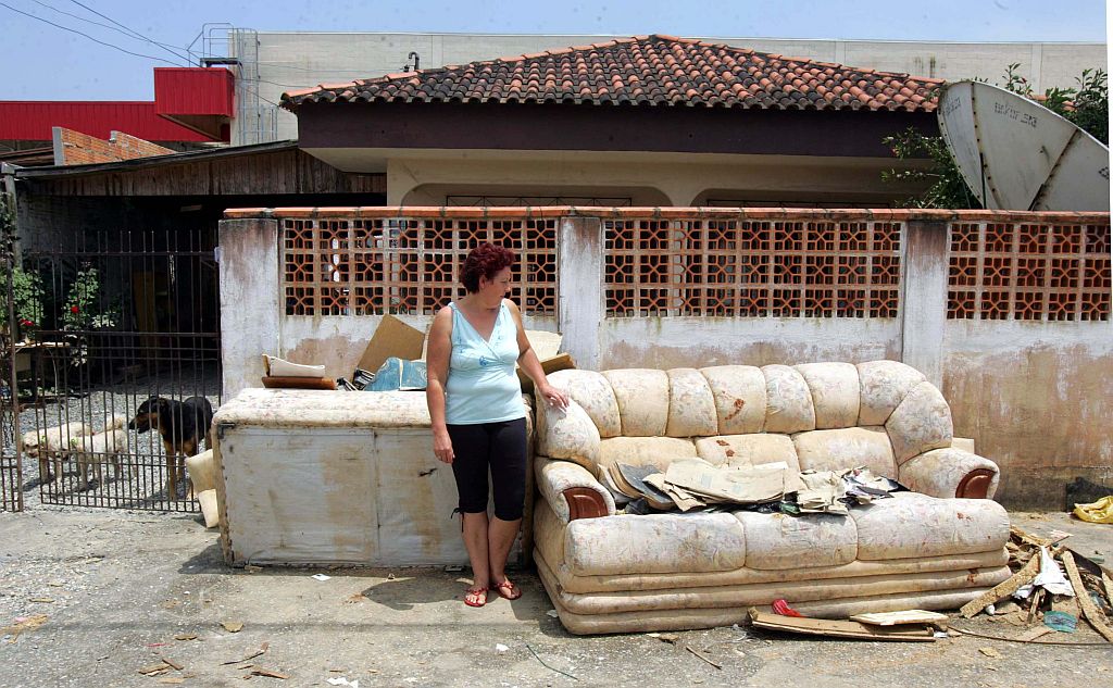 Além do prejuízo causado pela enchente, a família da dona de casa Ivone Zanin perdeu móveis, eletrodomésticos e eletroeletrônicos pela ação dos ladrões | Daniel Castellano/Gazeta do Povo